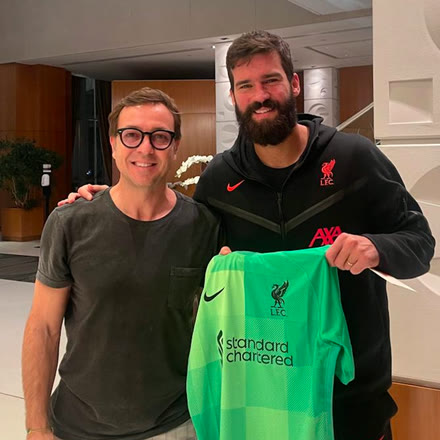 Alisson com a camisa de goleiro do Liverpool