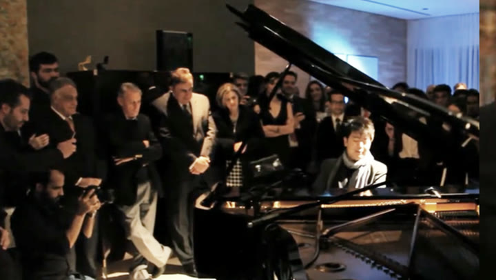 Lang Lang ao piano Steinway & Sons na audição privada, plateia ao redor