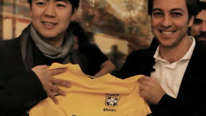Lang Lang recebe a camisa 10 da seleção brasileira no evento