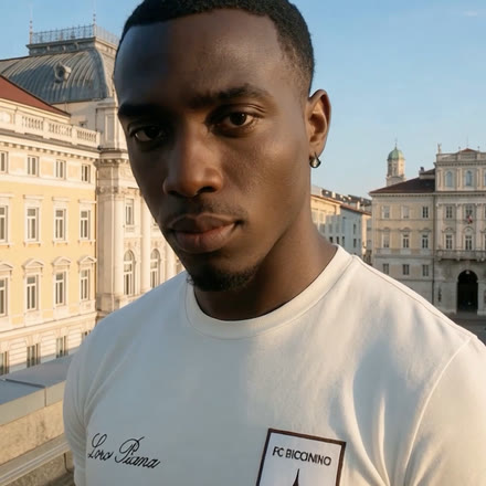 Modelo com a camiseta FC Bicofino × Loro Piana em Trieste