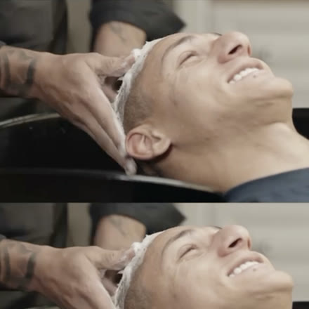 Richarlison lavando o cabelo com a Clear no salão