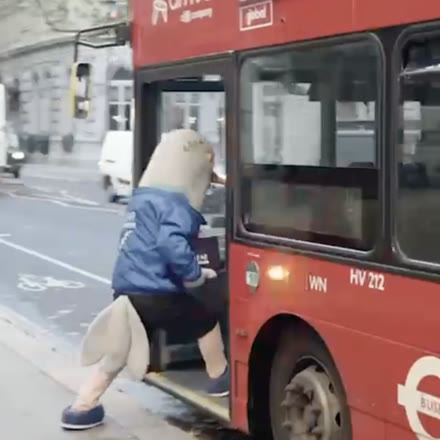 O mascote da campanha pegando um ônibus em Londres