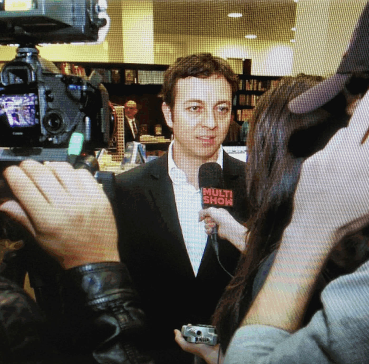 A press interview during the event, in front of the Multishow microphone