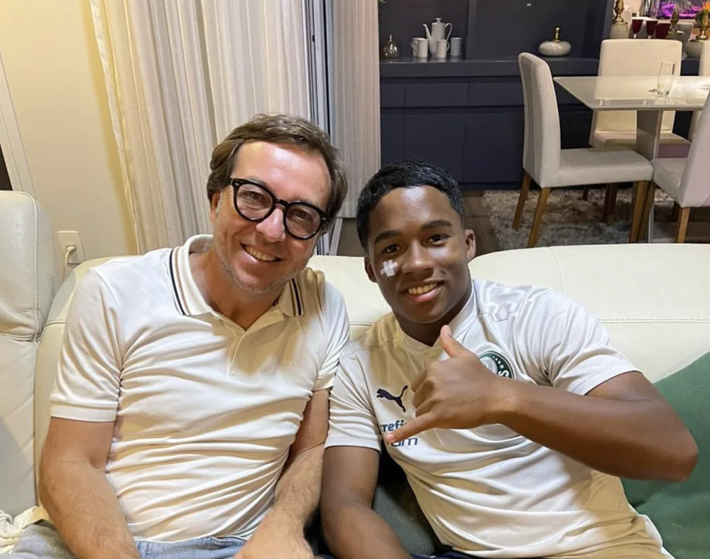 Fabio Brancatelli and Endrick, in a Palmeiras shirt, on a sofa