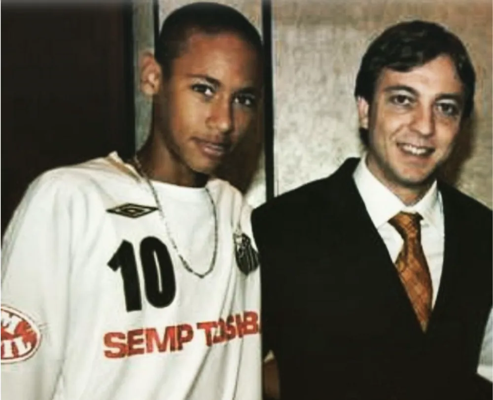 Neymar in the Santos number 10 shirt, sponsored by Semp Toshiba, next to Fabio Brancatelli