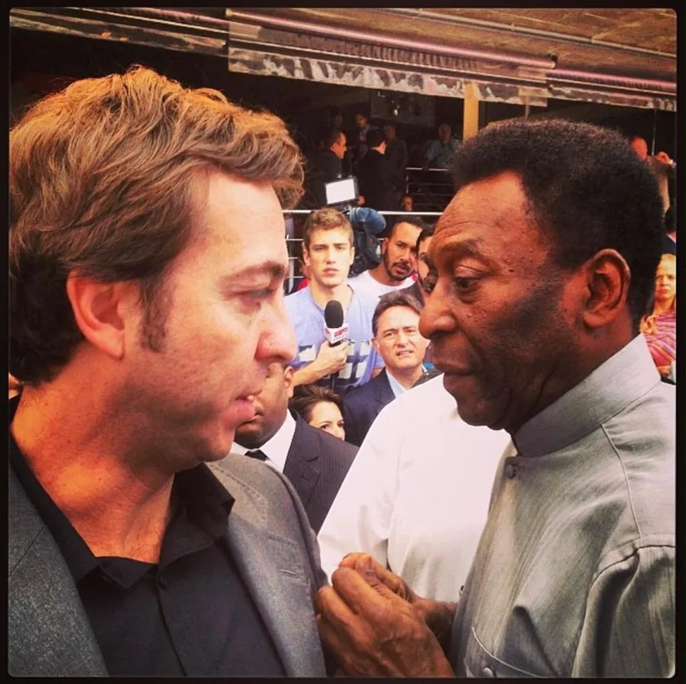 Pelé talking to Fabio Brancatelli in front of cameras and reporters