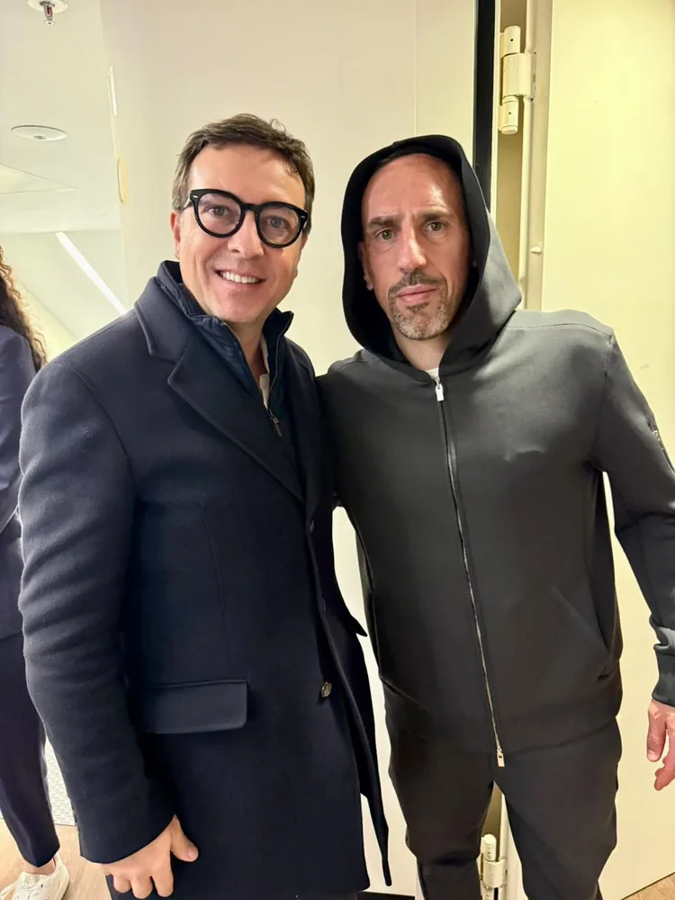 Fabio Brancatelli smiling next to Franck Ribéry, in a hoodie